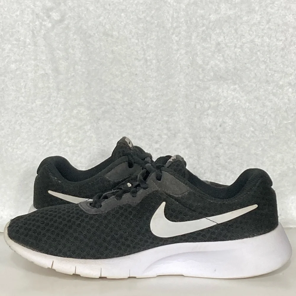 Nike Kids Black/White Tanjun Running Athletic Sneakers Shoes Size 3Y